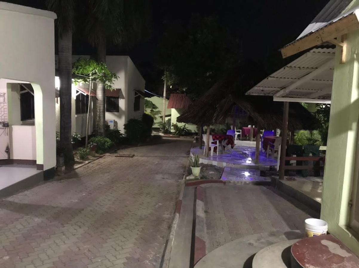 ダル・エス・サラーム L&J Modern Backpackers Kinondoni Bed & Breakfast エクステリア 写真