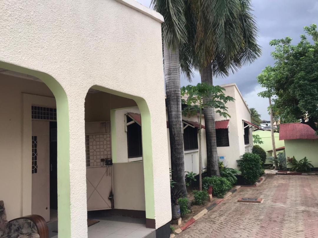 ダル・エス・サラーム L&J Modern Backpackers Kinondoni Bed & Breakfast エクステリア 写真
