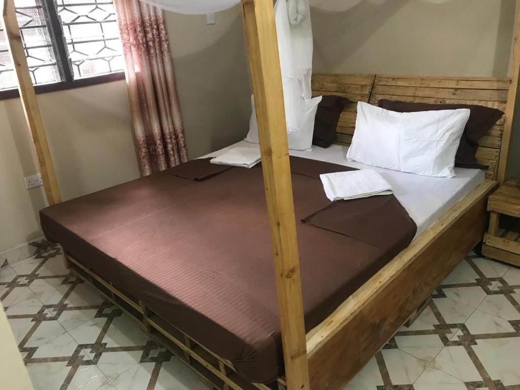 ダル・エス・サラーム L&J Modern Backpackers Kinondoni Bed & Breakfast エクステリア 写真
