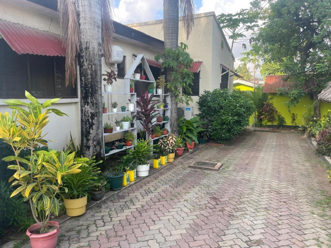 ダル・エス・サラーム L&J Modern Backpackers Kinondoni Bed & Breakfast エクステリア 写真